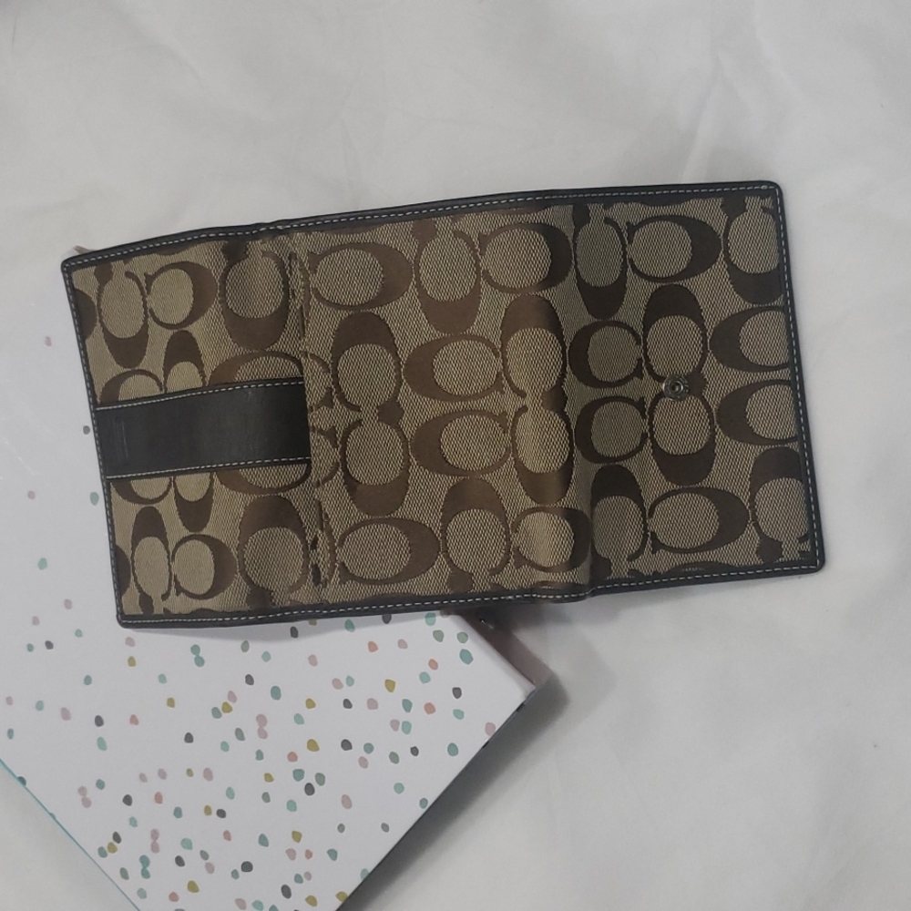 Coach Medium Wallet - Picture 3 of 4